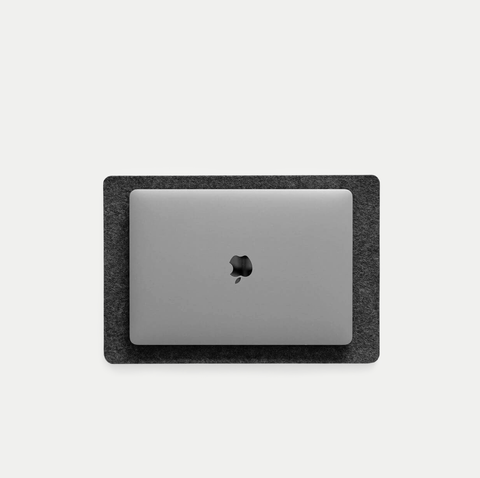 Matta för MacBooks gjord av filt och kork | 26x38cm | antracit