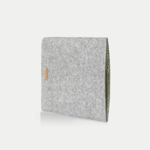 Fodral för iPad - 8:e generationen | tillverkad av filt och ekologisk bomull | ljusgrå - stripes | "LET"-modell
