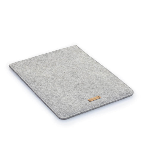 Fodral för iPad - 9:e generationen | tillverkad av filt och ekologisk bomull | ljusgrå - tracks | "LET"-modell