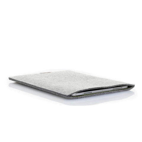 Hülle für iPad - 8. Gen | aus Filz und Bio-Baumwolle | hellgrau - stripes | Modell "LET"