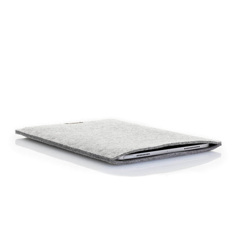 Sleeve til iPad Mini - 5. generation | fremstillet af filt og økologisk bomuld | lysegrå - tracks | "LET"-model