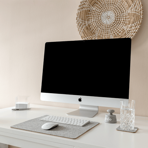 Skrivbordsunderlägg av filt och kork | 38x34,5cm | ljusgrå