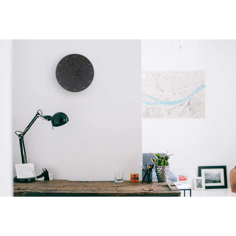 Väggklocka av filt och kork 30 cm | antracit - svart | Design: Esbjerg