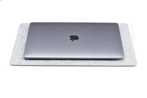 Måtte til MacBooks lavet af filt og kork | 26x38cm | lysegrå