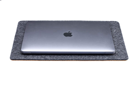 Unterlage für MacBooks aus Filz und Kork | 26 x 38 cm | anthrazit